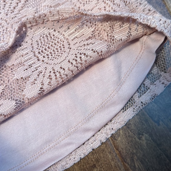 Cute lace detail tank top - Picture 4 of 5